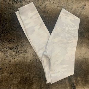 Lululemon Wunder Under Camo White Jacquard 4 25”